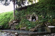 23 Sorgente d'acqua con fontana e Madonnina